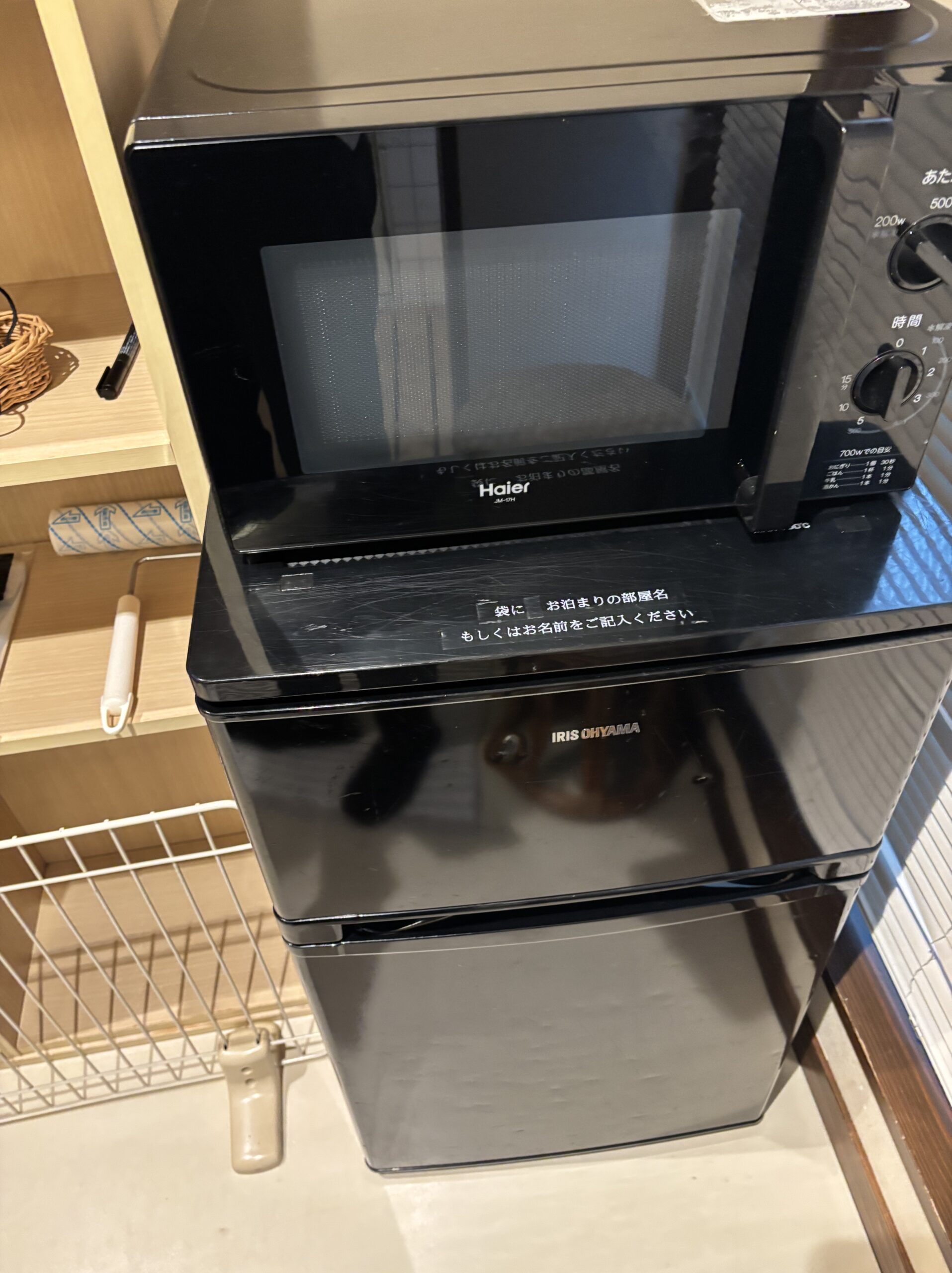 部屋の電子レンジと冷蔵庫