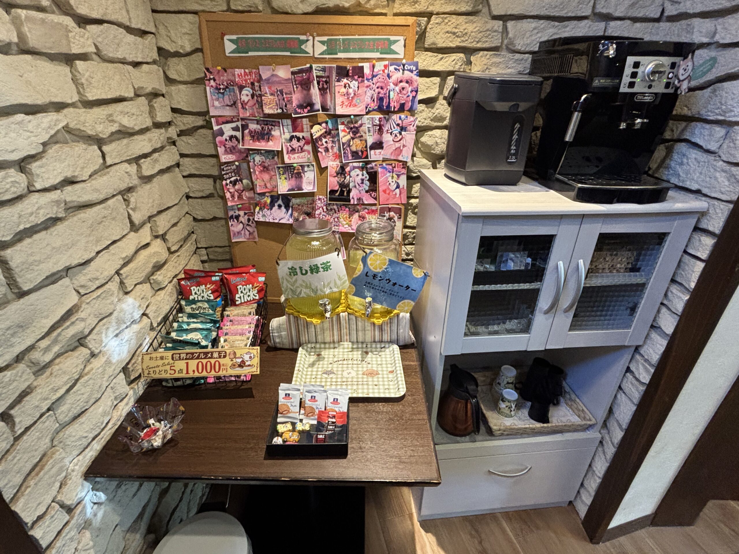 フロント横のフリードリンクコーナー