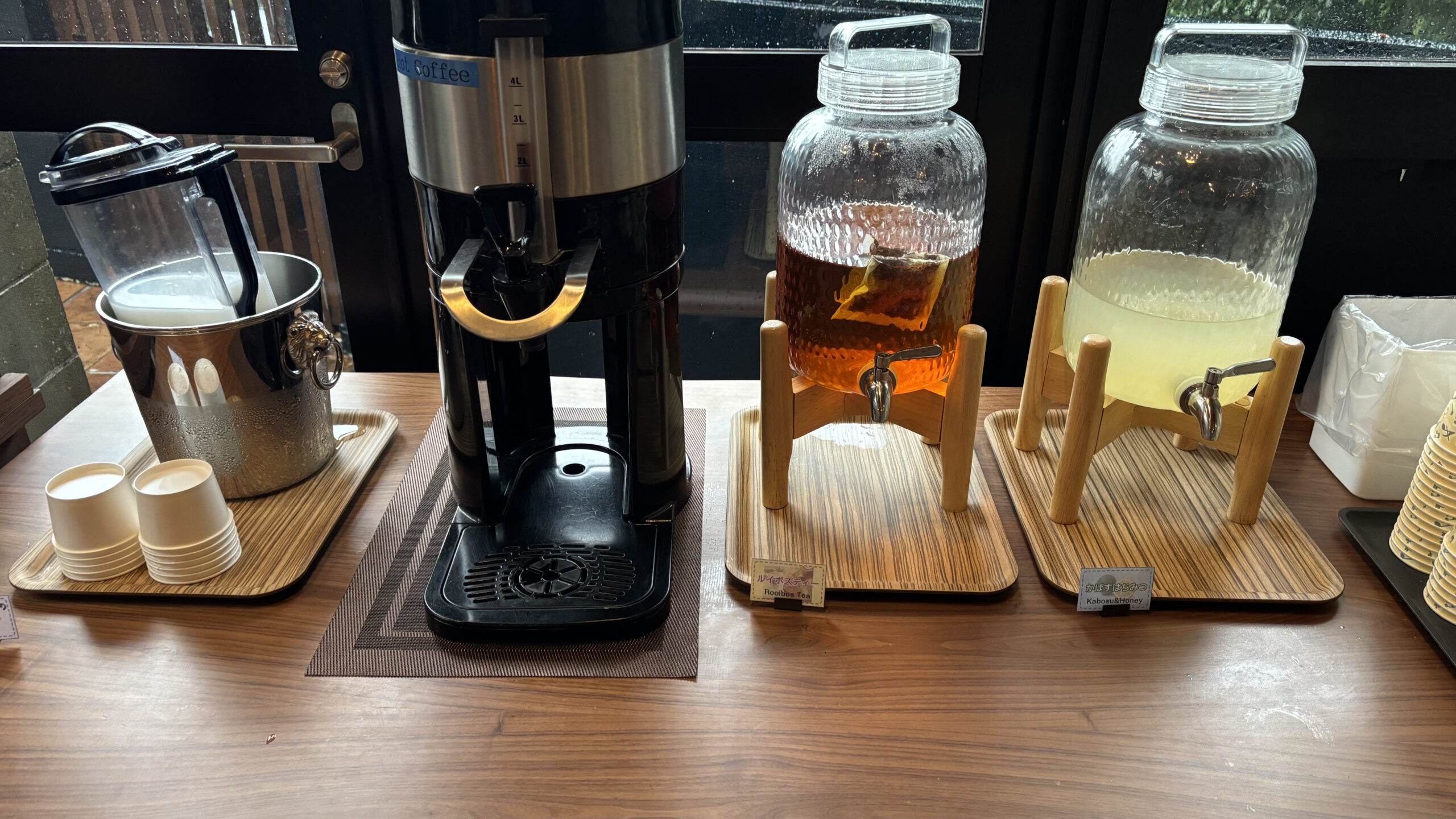 カフェのドリンクサービス。わんこ用ヤギミルクもある