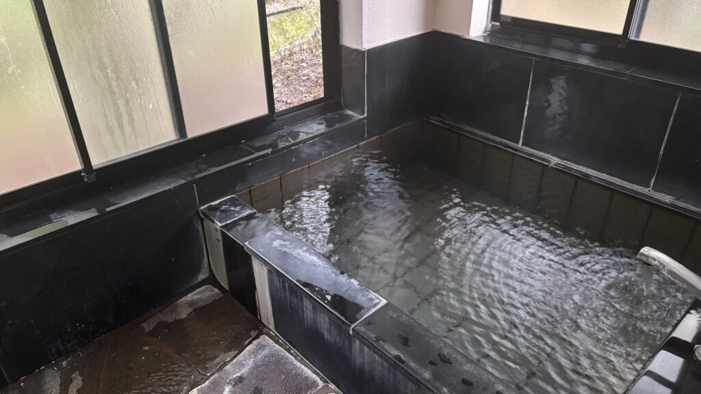 離れの客室に付いている温泉の内湯