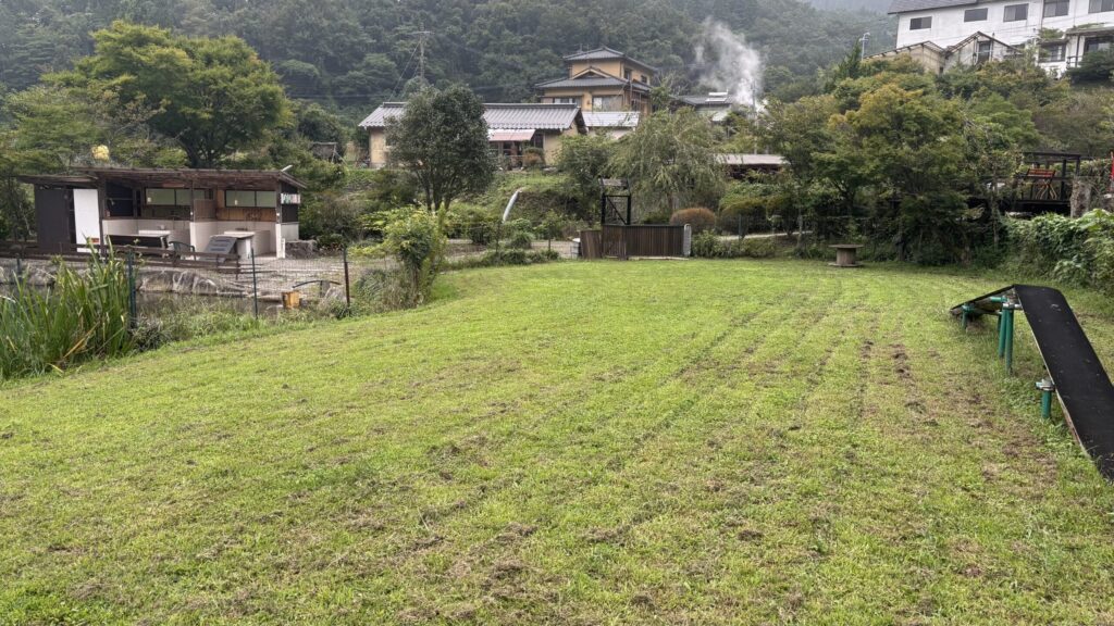 民宿水分村の芝生のドッグラン